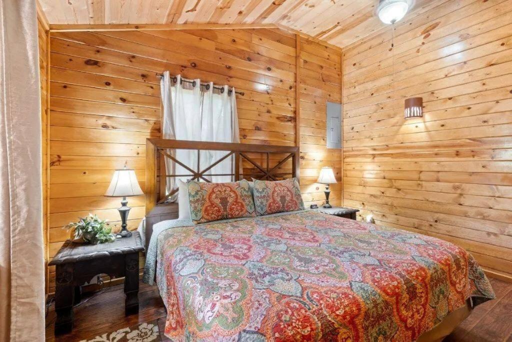 דירות ברוקן בו Misty Moonlight, Sleeps 4, Mountain Cabin מראה חיצוני תמונה